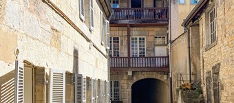 Cozy N'est house on historic courtyard-garden, close to station and city center