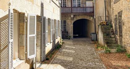 Cozy N'est house on historic courtyard-garden, close to station and city center