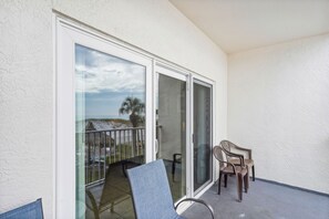 Terrace/patio - Sea Breeze 106 - Sea, Sun, and Coastal Serenity (Madeira Beach)