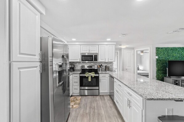 冷蔵庫、電子レンジ、オーブン、コンロ