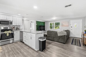 Fridge, microwave, oven, stovetop - Mustafa Holiday House · Cozy 2 BR home close to Beaches and Sponge Docks! (Holiday)