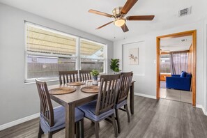 Dining - Mustafa Holiday House · Cozy 2 BR home close to Beaches and Sponge Docks! (Holiday)