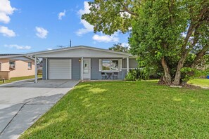 Exterior - Mustafa Holiday House · Cozy 2 BR home close to Beaches and Sponge Docks! (Holiday)