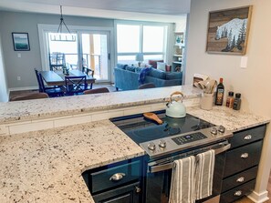 Køleskab, mikrobølgeovn, ovn, kogeplade