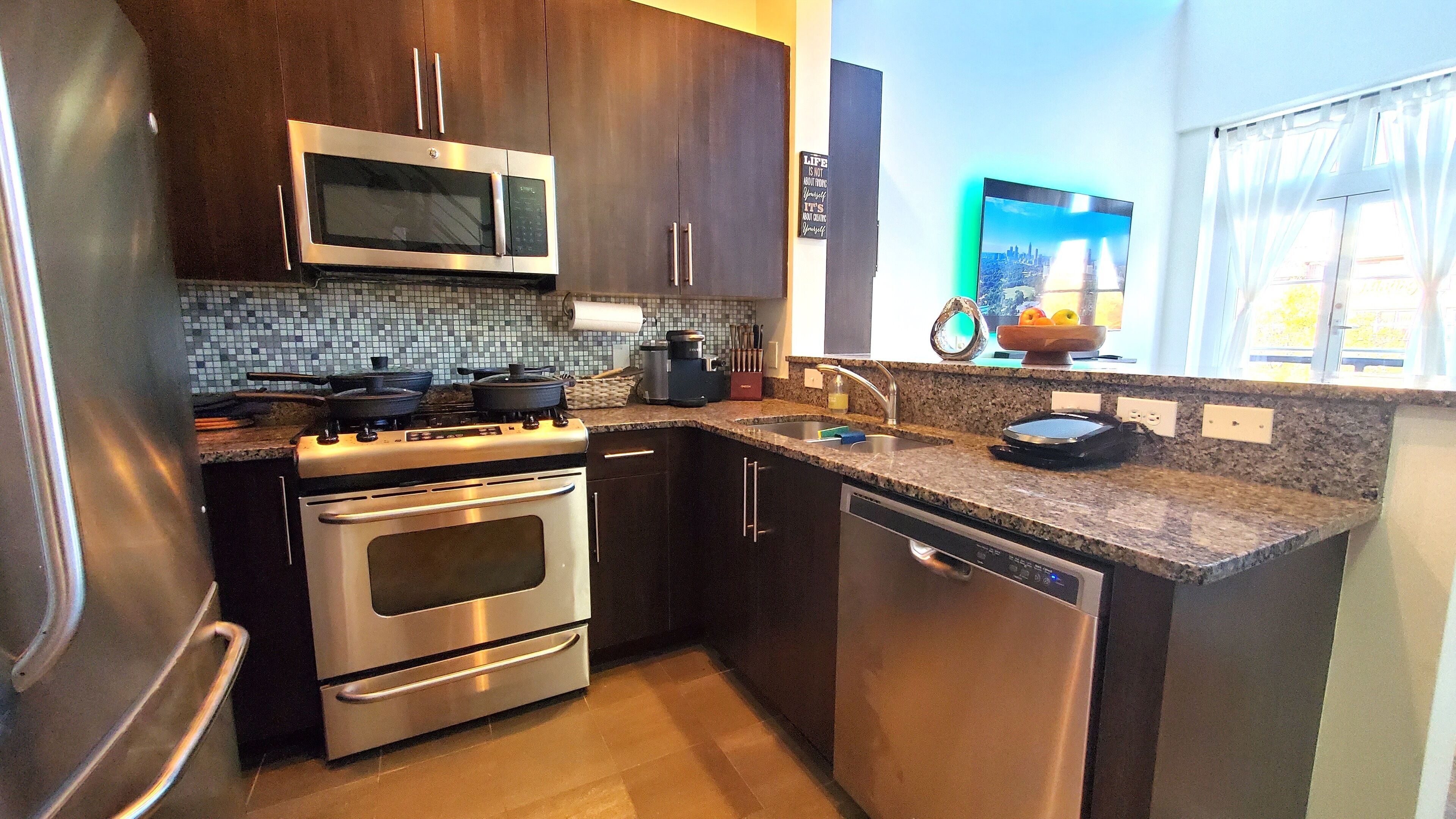 Fridge, oven, dishwasher, coffee/tea maker