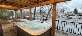 Peaceful LakeHouse w/ Spa, Lake Views/Access, and Game Room