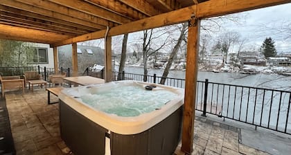 Peaceful LakeHouse w/ Spa, Lake Views/Access, and Game Room