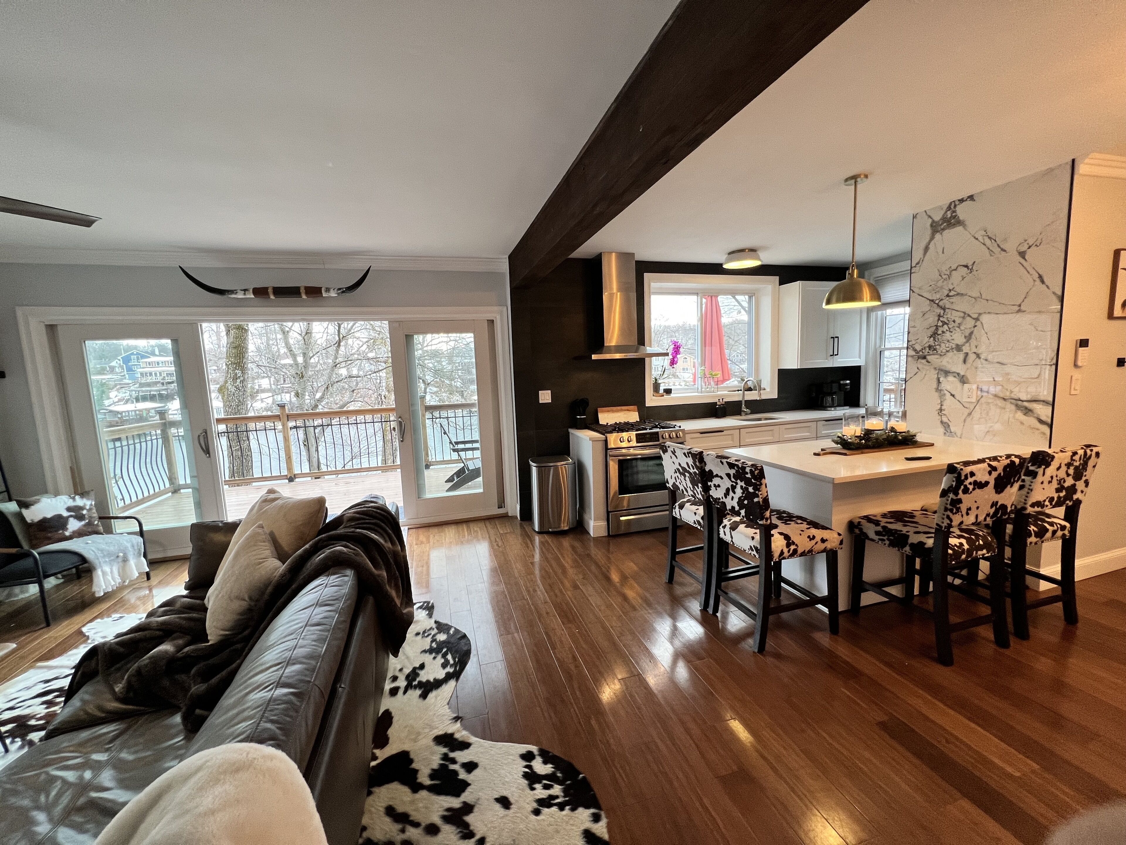 Älytelevisio, takka, pöytäjalkapallopöytä, kirjoja