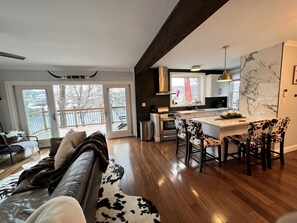 TV connectée, cheminée, baby-foot, livres