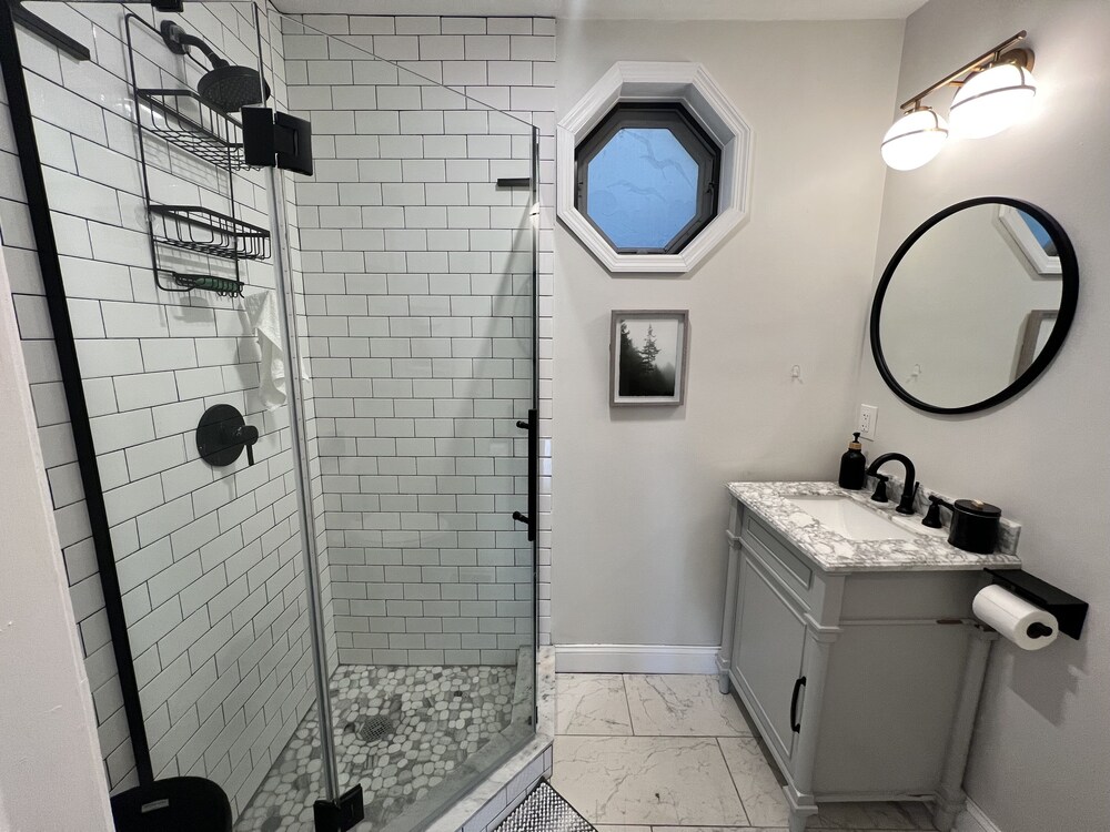 Peaceful LakeHouse w/ Spa, Lake Views/Access, and Game Room Hopatcong