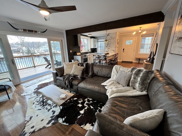 Téléviseur connecté, foyer, table de baby-foot, livres