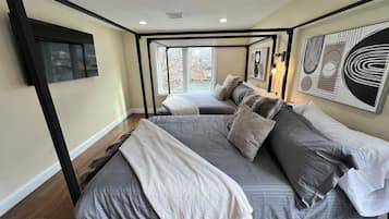 4 bedrooms, desk, free WiFi, bed sheets