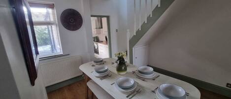 Design House | 4 bedrooms, iron/ironing board, free WiFi