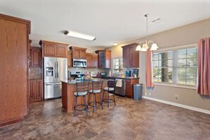 Fridge, microwave, oven, stovetop - Moss Lake retreat (Sulphur)