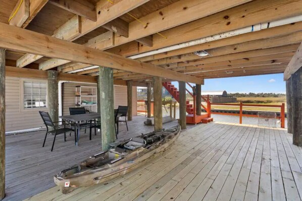 Outdoor dining - Moss Lake retreat (Sulphur)