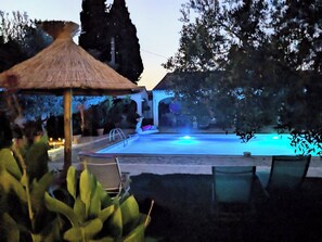 Utomhuspool och uppvärmd pool