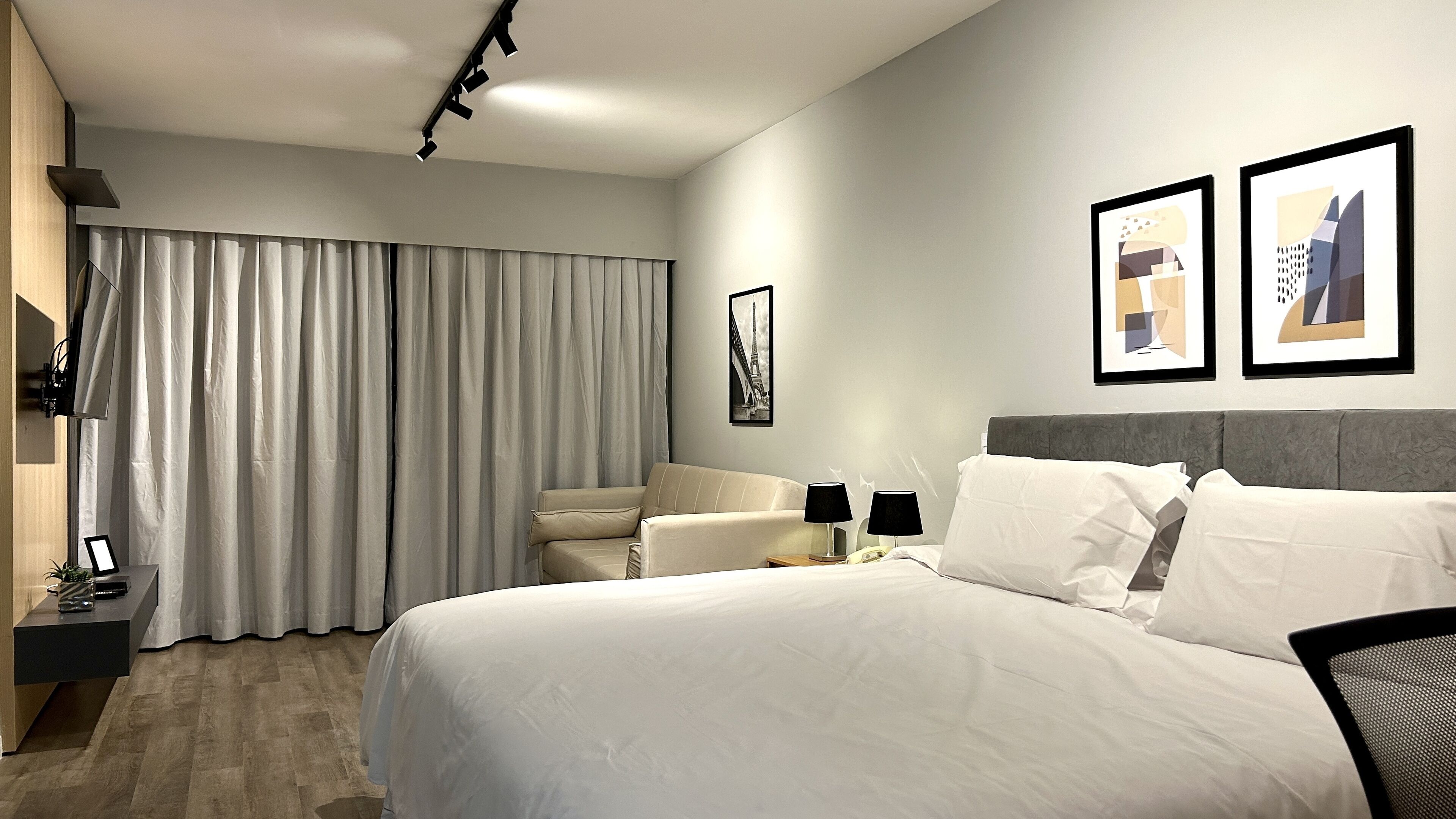 Design Studio | Minibar, individually decorated, individually furnished, desk