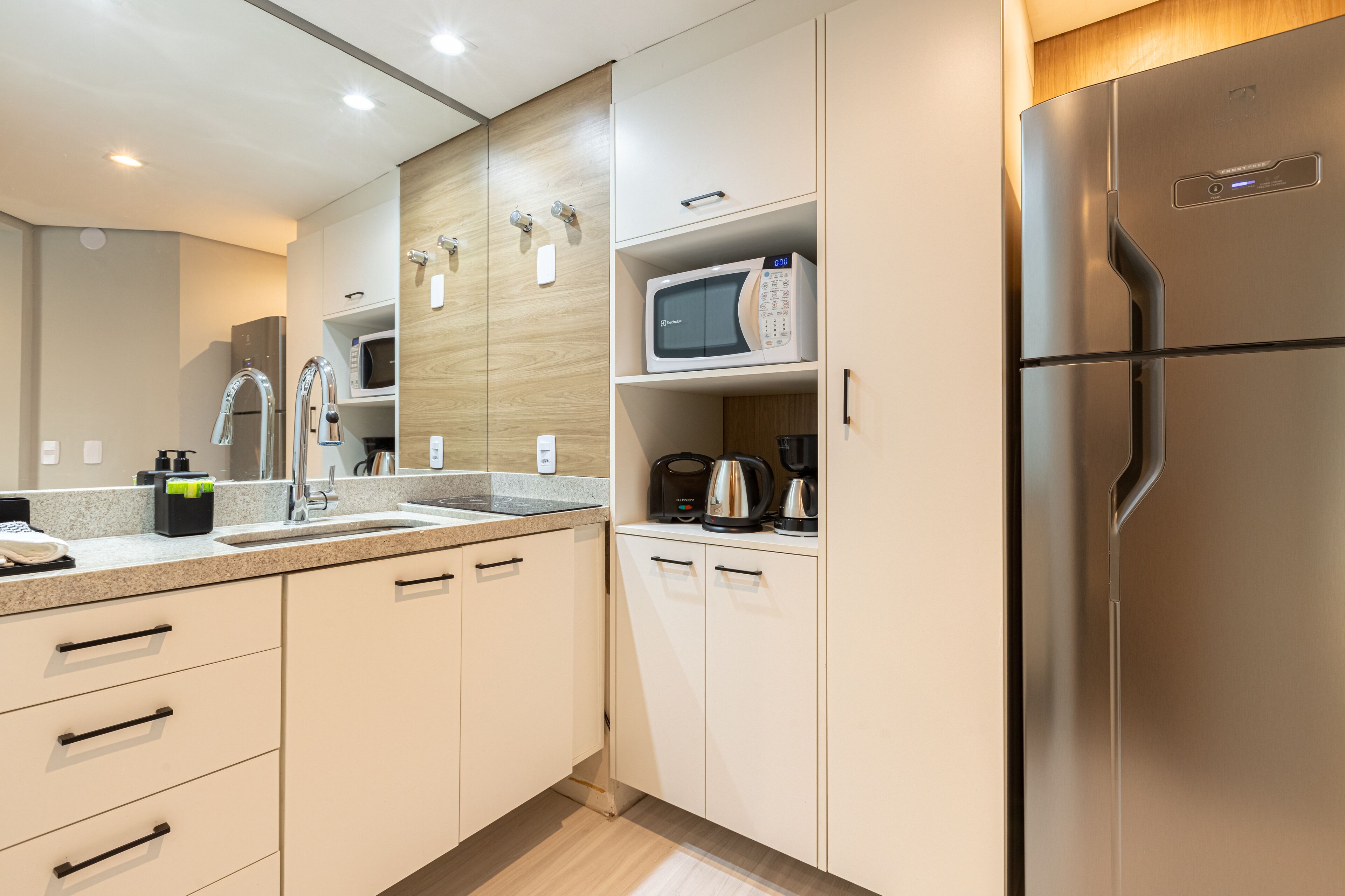 Studio Deluxe | Bếp riêng | Lò vi sóng, bếp nấu, dụng cụ pha cà phê/trà, ấm điện 