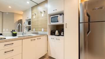 Estúdio luxo | Cozinha privada | Micro-ondas, cooktop, cafeteira/chaleira, chaleira elétrica