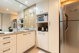 Microondas, placa de cocina, cafetera/tetera, tetera/pava eléctrica