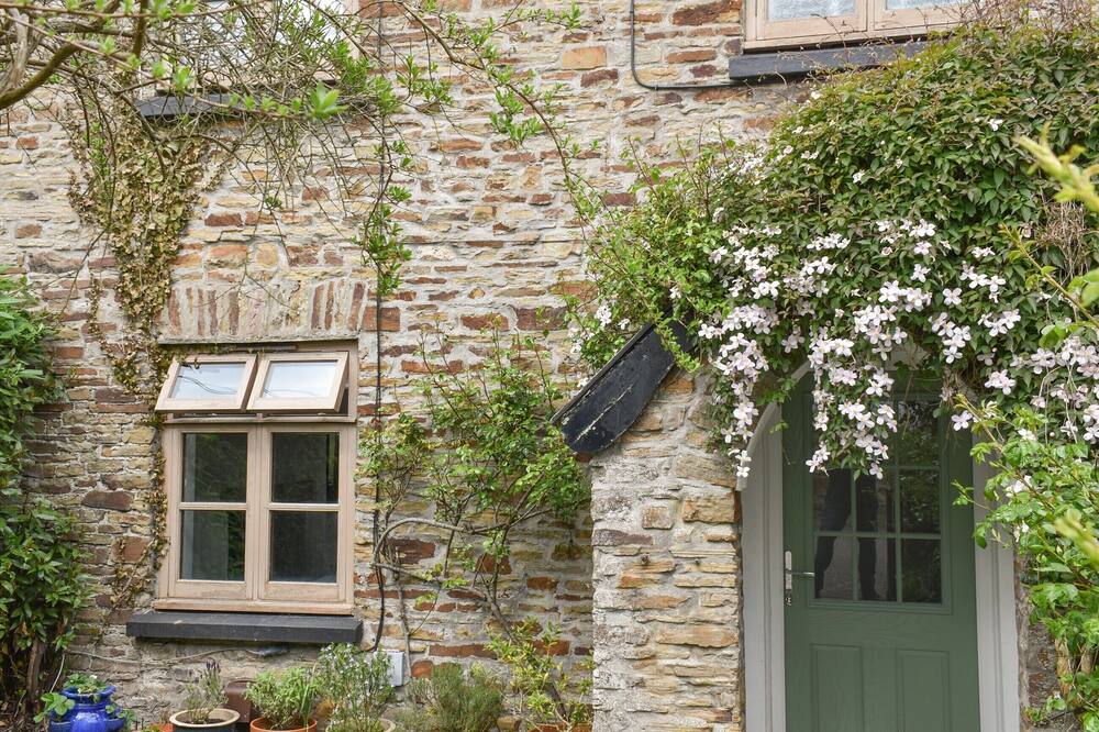 4 bedroom accommodation in Abbotsham, near Bideford