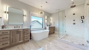 Dusche, Haartrockner, Bidet, Handtücher