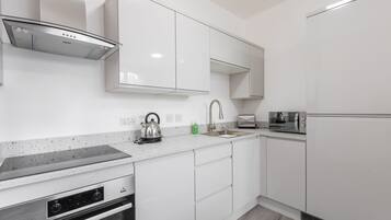 Estúdio urbano, 1 cama de casal, vista para o pátio | Cozinha privada