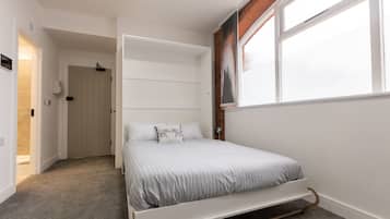 Studio Kota, 1 Tempat Tidur Double, pemandangan halaman | Setrika/meja setrika dan Wi-Fi gratis