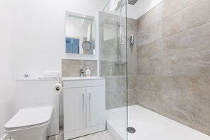 City Studio, 1 Double Bed, Courtyard View | Bathroom