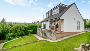 A modern two-story house with a balcony, a stone staircase, and a well-maintained lawn. - 3 bedroom accommodation in Summerbridge, near Pateley Bridge (Summerbridge, near Pateley Bridge)