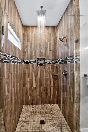 Shower, hair dryer, towels, soap - Speakeasy Game Room, Hot Tub, Fire Pit, King Bed Suite, TVs & Near Downtown (Nashville)
