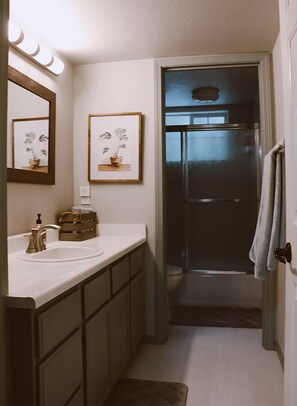 Bathroom - Family Deluxe Suite at Tall Timbers Bed & Breakfast (Shingletown)