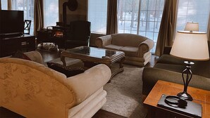 Living area - Family Deluxe Suite at Tall Timbers Bed & Breakfast (Shingletown)