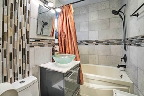 Produtos de toalete grátis, secador de cabelo, toalhas de banho 