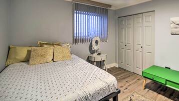 3 bedrooms, iron/ironing board, internet (free), bed sheets