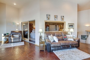 TV, fireplace, books, video library - Scenic Great Falls Retreat On Missouri River! (Great Falls)