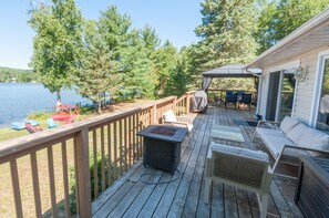 Terrace/patio - Lakefront, Amazing view Cottage beside Haliburton city (Dysart Et Al)