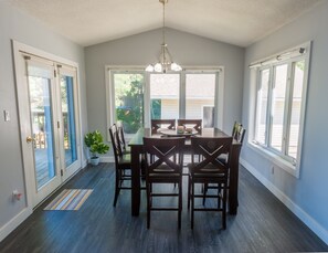 Dining - Lakefront, Amazing view Cottage beside Haliburton city (Dysart Et Al)