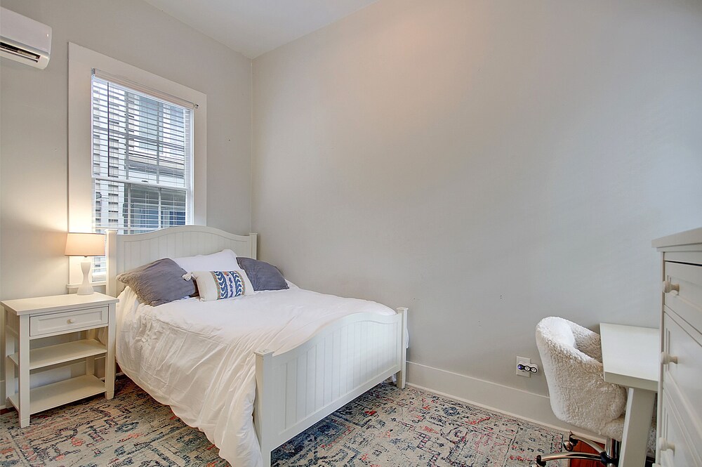 Downtown Charleston Sanctuary 7 min walk from King Charleston Vrbo
