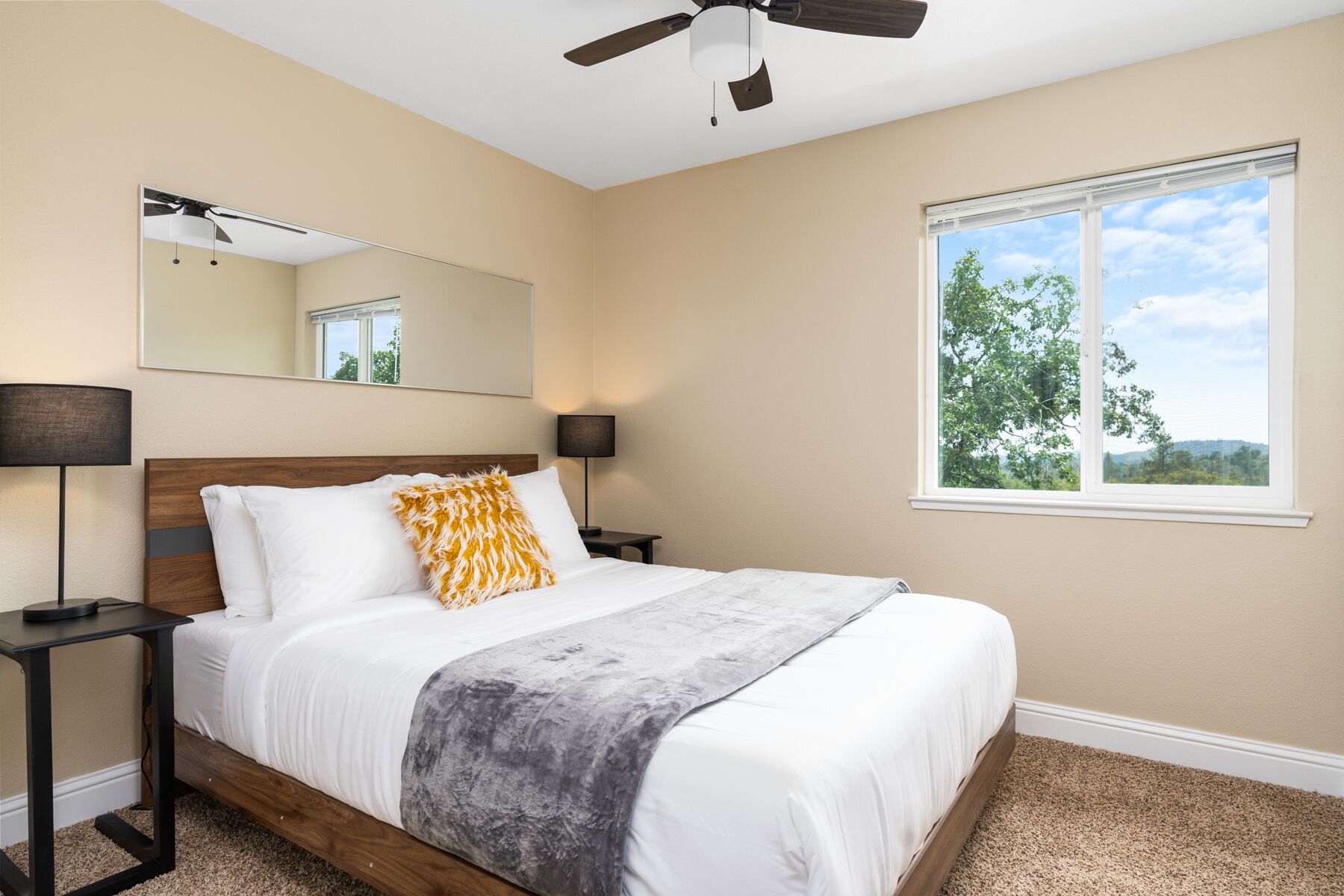 3 室のベッドルーム、WiFi (無料)、ベッドシーツ