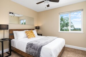 3 室のベッドルーム、WiFi (無料)、ベッドシーツ