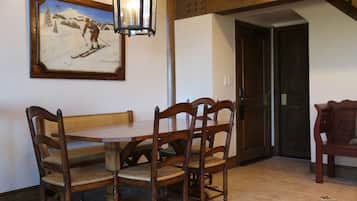Suite, 2 chambres | Restauration