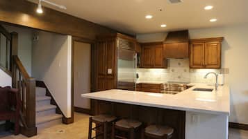 Suite, 2 Bedrooms | Private kitchen | Coffee/tea maker