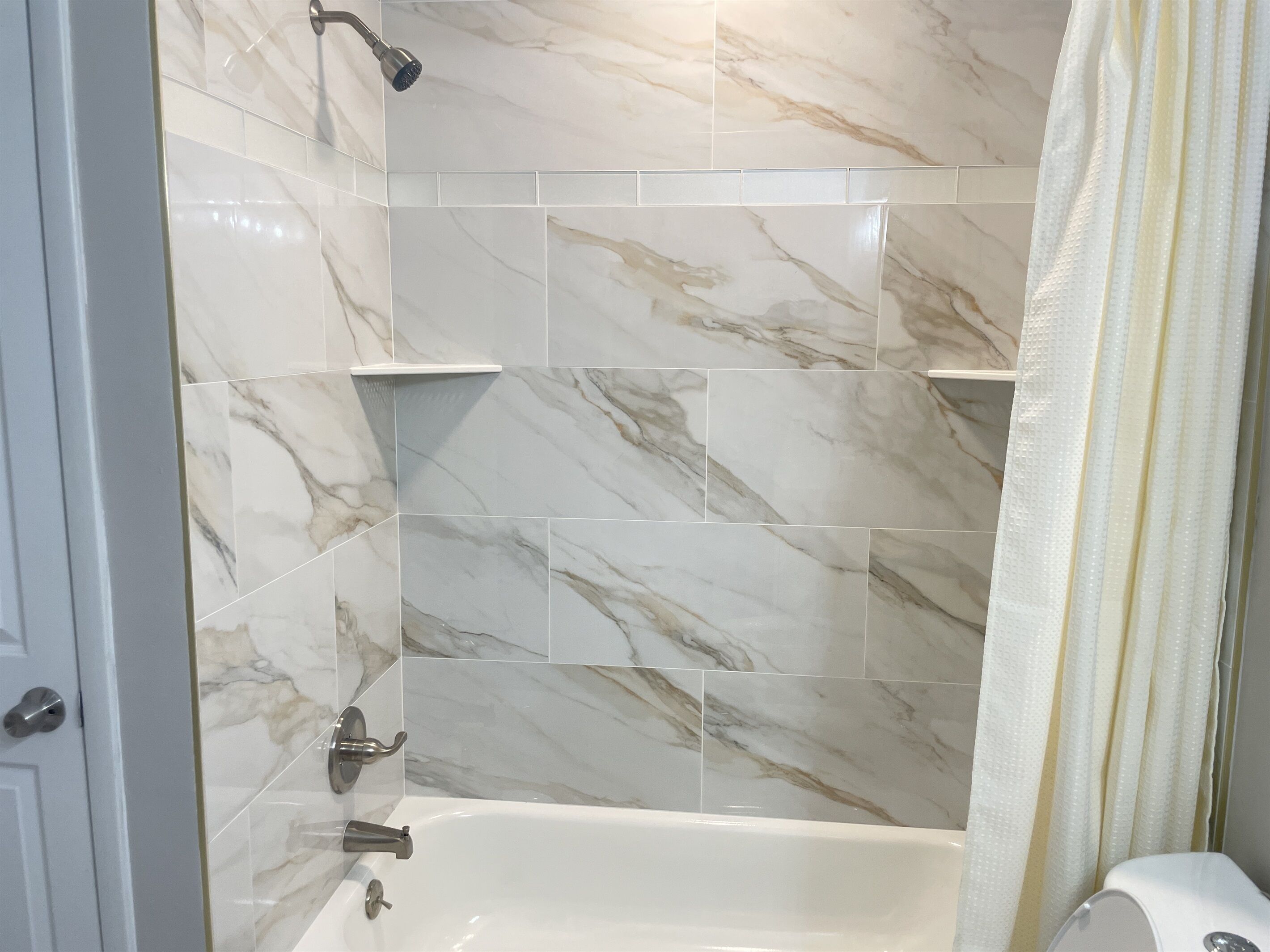 Combined shower/tub, hair dryer, towels