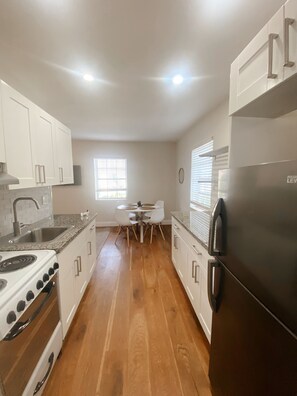 Oven, stovetop - COZY APARTMENT IN MIAMI (Coral Gables)