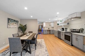 Micro-ondes, four, plaque de cuisson, lave-vaisselle