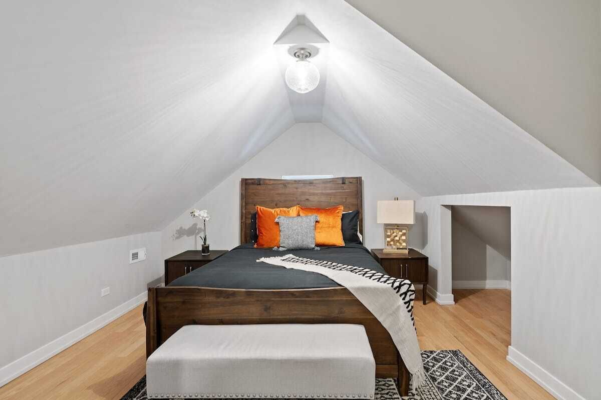 5 bedrooms, iron/ironing board, WiFi, bed sheets