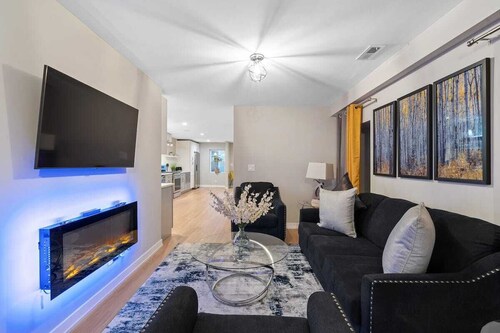 NEW Contemporary Home - 5BR/3.5BA+office+garage