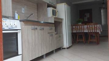 Refrigerador, microondas, horno, utensilios de cocina