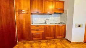 Refrigerador, cafetera y tetera y tetera eléctrica 